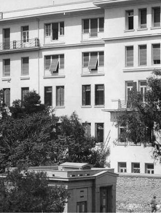 Το ιστορικό κτίριο του Χημείου στην οδό Σόλωνος στο κέντρο της Αθήνας . Την εποχή  των διαλέξεων του "Κύκλου του Τριάντα" ήταν ήδη τριώροφο και συγκέντρωνε την αφρόκρεμα των θετικών επιστημόνων.