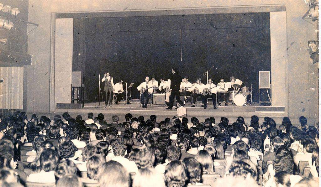 Η πρώτη συναυλία του Σπύρου Σαμοΐλη. Θέατρο «ΔΙΑΝΑ] - Ιπποκράτους. 29 Μάη 1972. Στη δεύτερη σειρά, από κέντρο προς δεξιά, με τ' άσπρα μαλλιά, ο Κώστας Βάρναλης.
