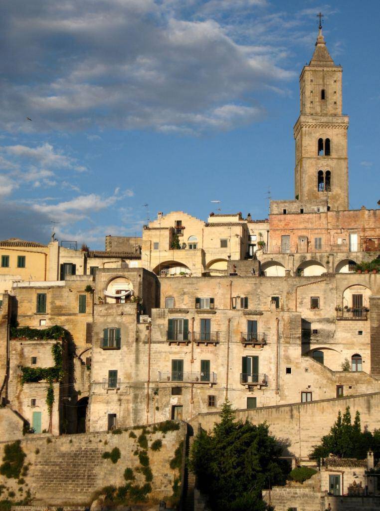 Πραγματική αποκάλυψη η Matera. Η κωμόπολη που ανέδειξε η μυθοπλασία του Κάρλο Λέβι αλλάζει πρόσωπο στον 21ο αιώνα.