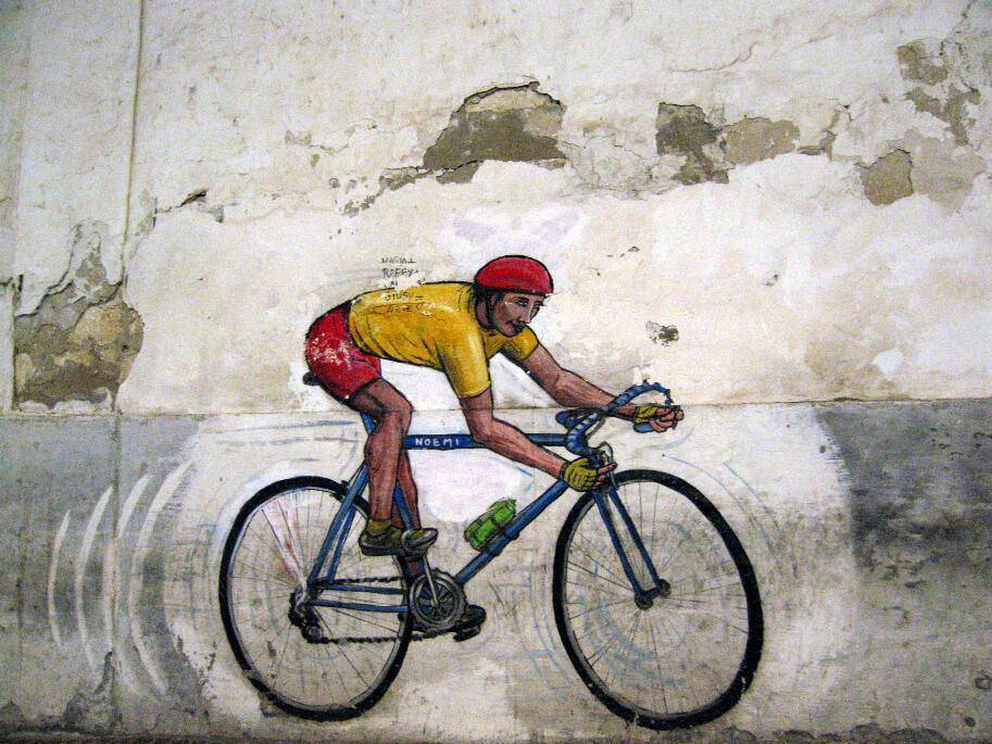 Το γνωστό ιταλικό πάθος για την ποδηλασία, έτσι όπως απεικονίζεται στο όμορφο επαρχιακό graffiti.